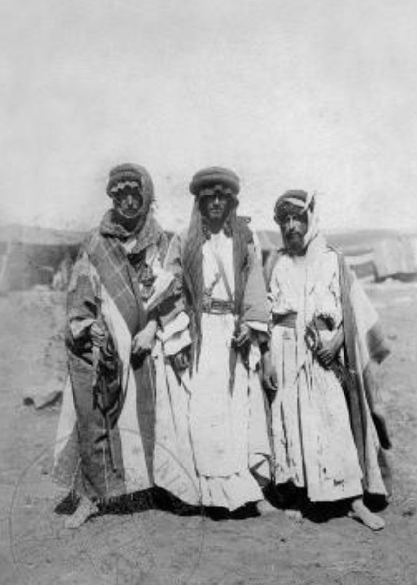 0a_rf's tweet image. مجموعة رجال من قبيلة #عنزة 1899م 

حـنـا ثــلاث عـنـوز ومطـنـخ عـنـوز 
 وكلـن يبـي مـن يــم بـابـه تـجـوزه
واخوك تقل انه علـى شـــي ملـزوز 
وده بـــروزه قــبــل لاحــد يــــروزه