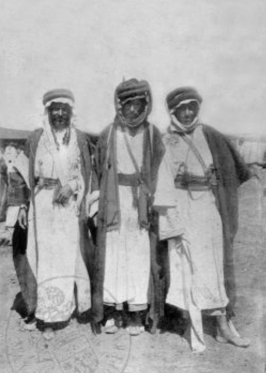 0a_rf's tweet image. مجموعة رجال من قبيلة #عنزة 1899م 

حـنـا ثــلاث عـنـوز ومطـنـخ عـنـوز 
 وكلـن يبـي مـن يــم بـابـه تـجـوزه
واخوك تقل انه علـى شـــي ملـزوز 
وده بـــروزه قــبــل لاحــد يــــروزه