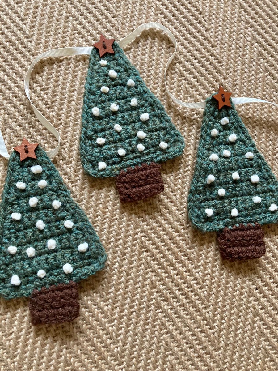 sewinskipton's tweet photo. I know. You’ve put your #christmas decorations up but it’s just missing that extra something…….🤔
CROCHET BUNTING! 😄#MHHSBD 

https://t.co/FAN6VMxx7Q https://t.co/YJydM4WFxL