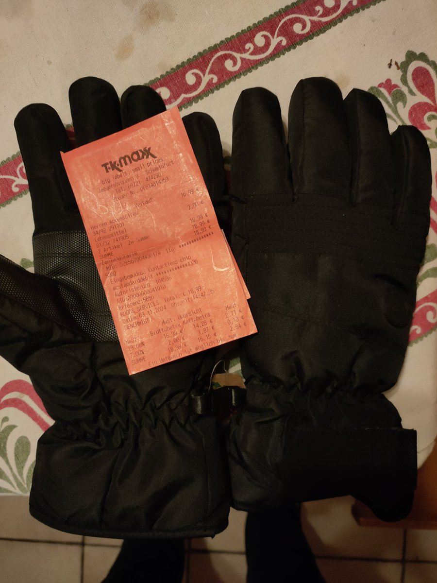 ZongXern_Sim's tweet photo. @TKMaxxHelp 
I purchased gloves for €16.99 at your Schweinfurt store three weeks ago, but they already have a hole. Can you help with a replacement or refund? Thanks! https://t.co/89M35NaIGe