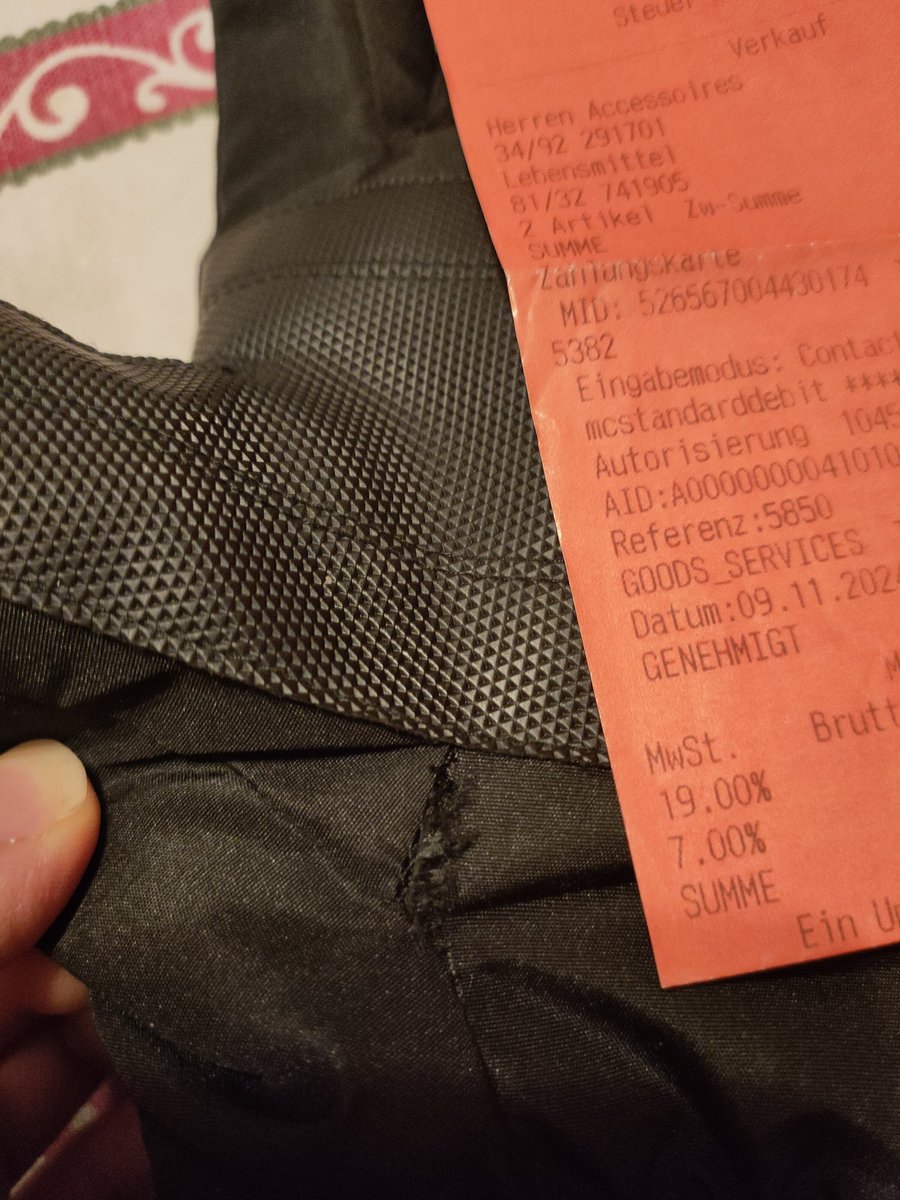 ZongXern_Sim's tweet photo. @TKMaxxHelp 
I purchased gloves for €16.99 at your Schweinfurt store three weeks ago, but they already have a hole. Can you help with a replacement or refund? Thanks! https://t.co/89M35NaIGe