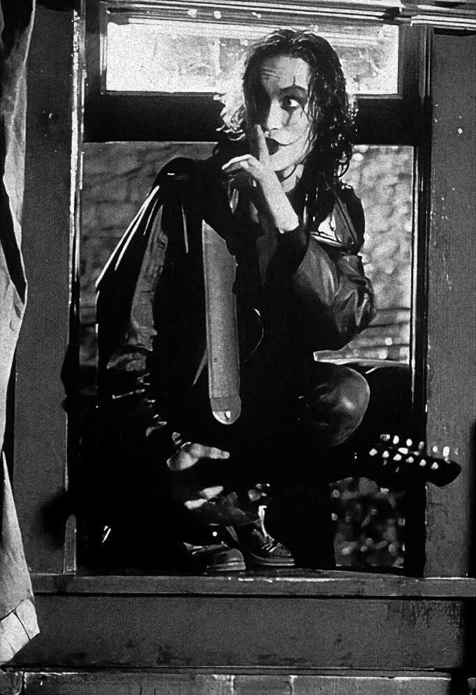 TheCinesthetic's tweet photo. Brandon Lee on the set of The Crow, 1993 https://t.co/f3TvSgpETM