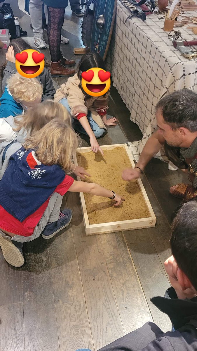 1er décembre 2024 : au drv de l'Histoire vivante au <a href="/MSR_Tlse/">Musée Saint-Raymond</a> , notre speculator Titus , pisteur, éclaireur-pisteur romain,  explique comment interpréter différentes empreintes dans le sol.