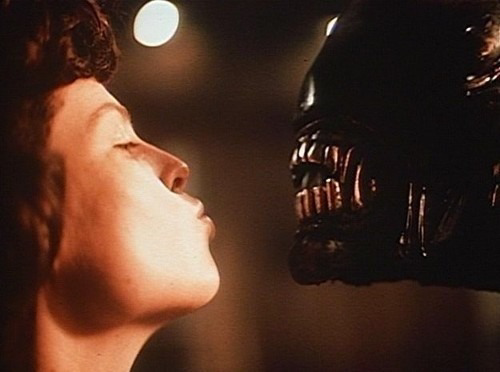 TheCinesthetic's tweet photo. Sigourney Weaver and the alien on the set of Alien, 1978. https://t.co/lkG9Kozl5N