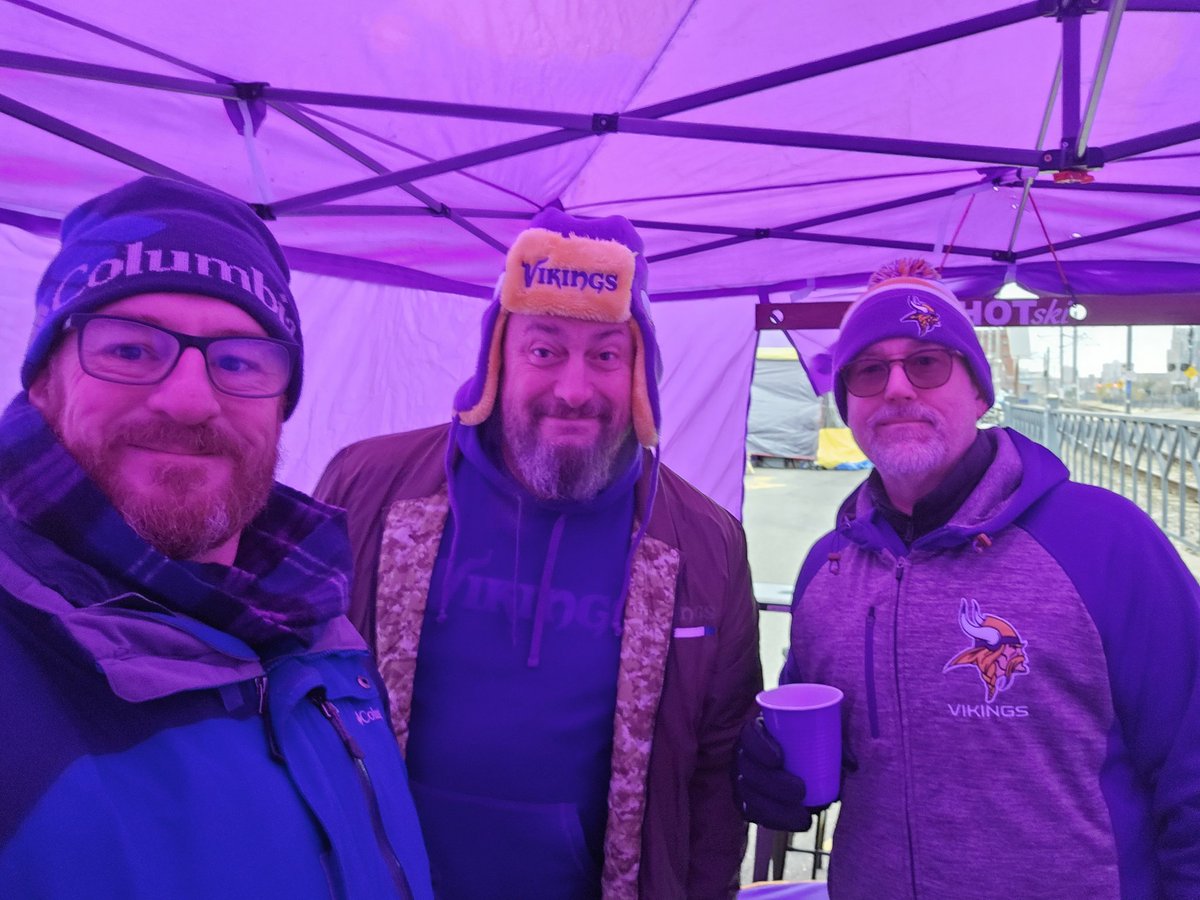 Rowebote's tweet image. #skolsalute Navy, Army and Navy tailgating this morning. Skol!