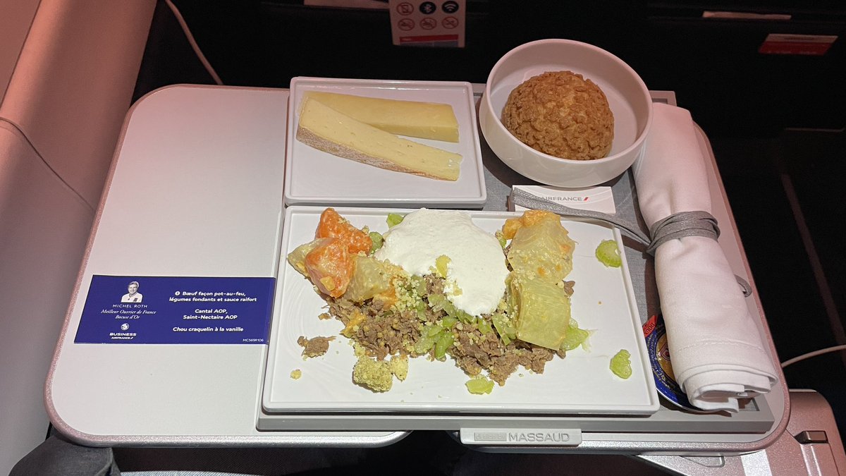 h2okapi's tweet image. Bonsoir @airfrance pour info, le pot-au-feu, c’est bon chaud. Ça… franchement pas top du tout. Heureusement que les équipages relèvent la note.