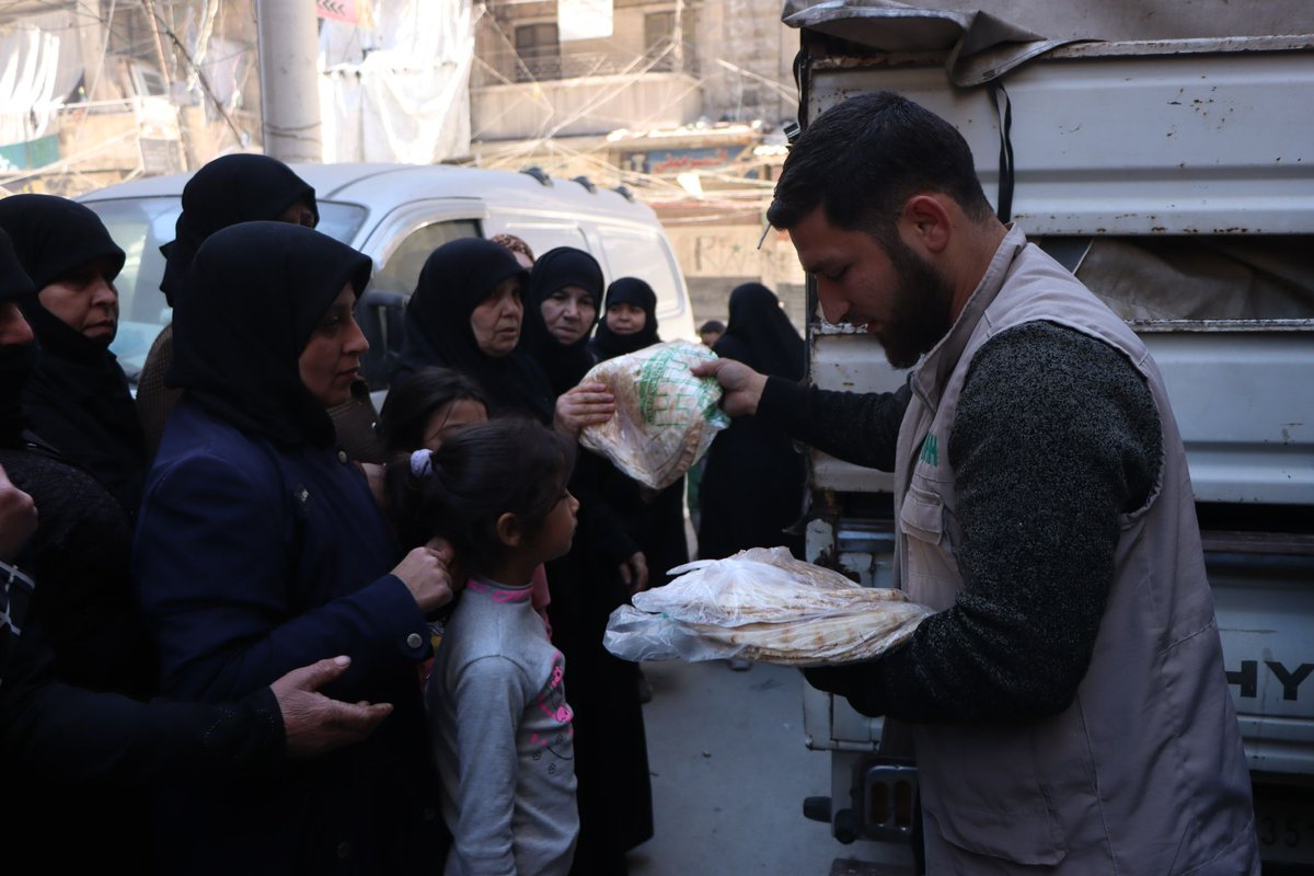 Halep'te ekmek dağıtımlarımız devam ediyor. Fırın ve aşevi açmak için de hazırlıklarımızı yapıyoruz.

Siz de ekmek üretimi yapan fırınlarımıza destek olabilirsiniz.

📱 UN yazıp 3072'ye SMS göndererek 30 TL, 4072'ye SMS göndererek 130 TL bağışta bulunabilirsiniz.
🌐 Online bağış: