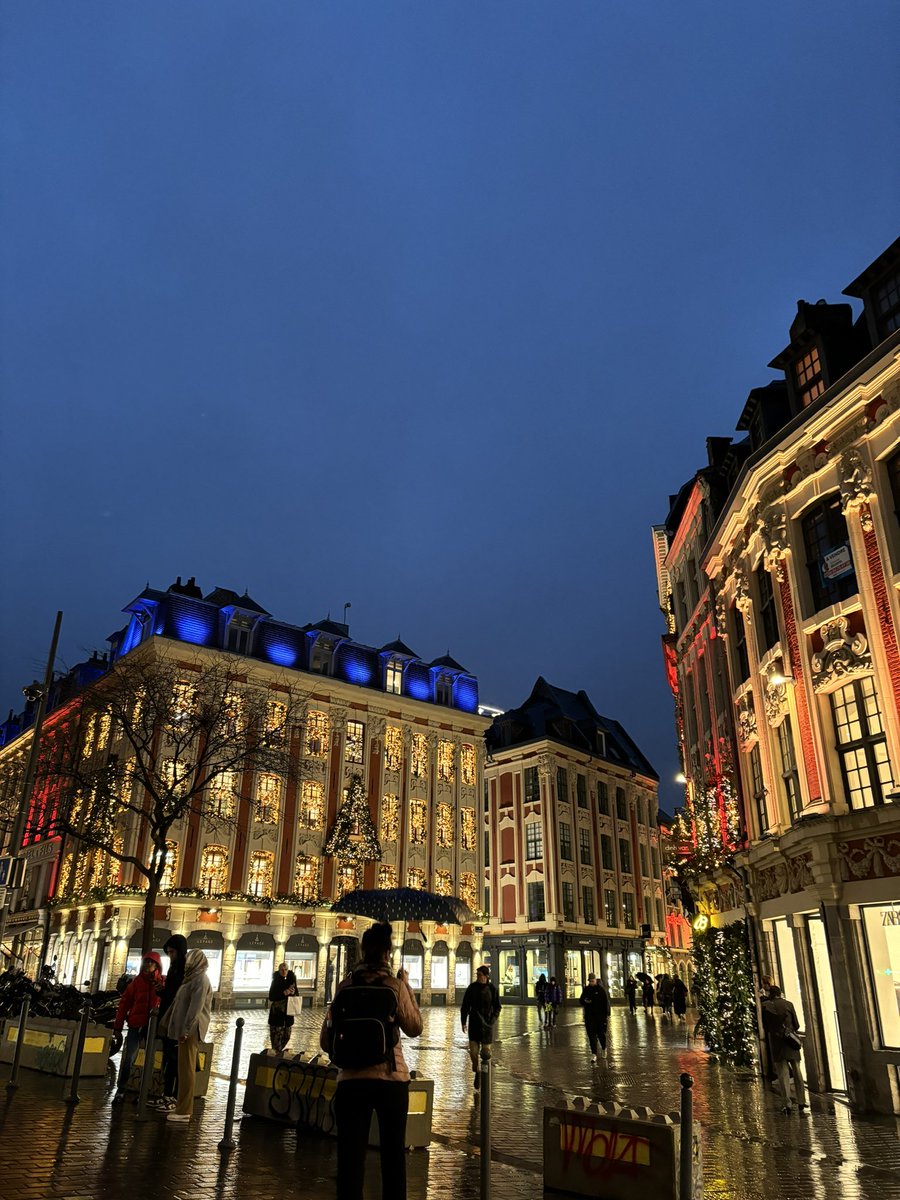 KarimaDelli's tweet photo. Que la magie de Noël de Lille commence !!
On aime tellement cette période de l'année ❤️ !
Hashtag ta photo de Lille avec : #lillemaville
#lillemaville #Lille #France #hellolille #noelalille #noel https://t.co/zag4vqZARM