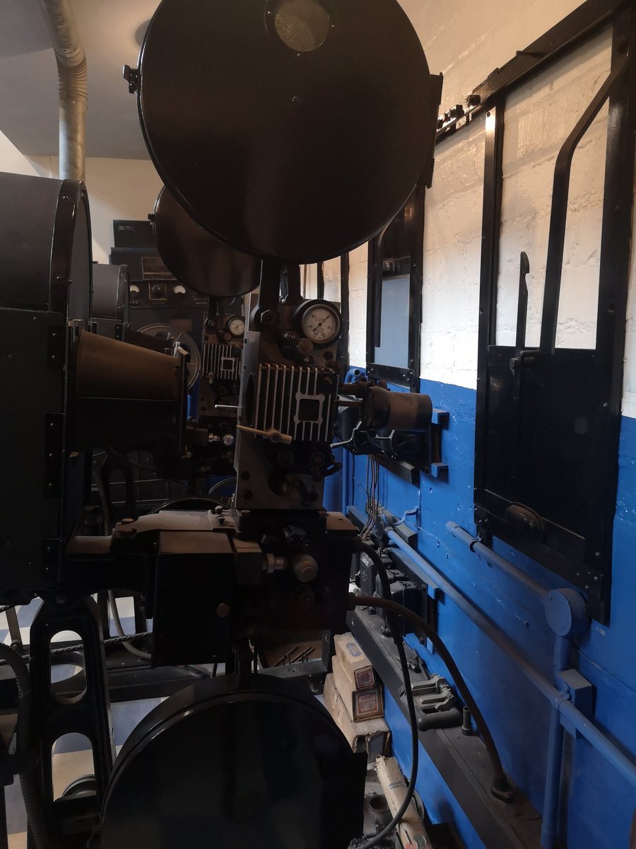 FoxOnFilms's tweet image. Spent the day running the projectors at the Leicester Museum of Tech Xmas Steam Up. 2 x #35mm Kalee Indomitables (1920s silent machines with sound heads added for the coming of sound!) A #Kalee 12 with locally made BTH lamp house and a 16mm cartoon cinema running all day too. 😁