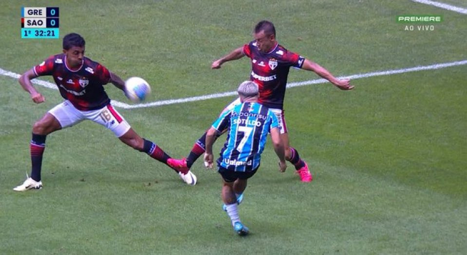 Pênalti claríssimo não marcado para o Grêmio. 

Se fosse um zagueiro nosso, com certeza marcaria. Mudou a trajetória da bola.