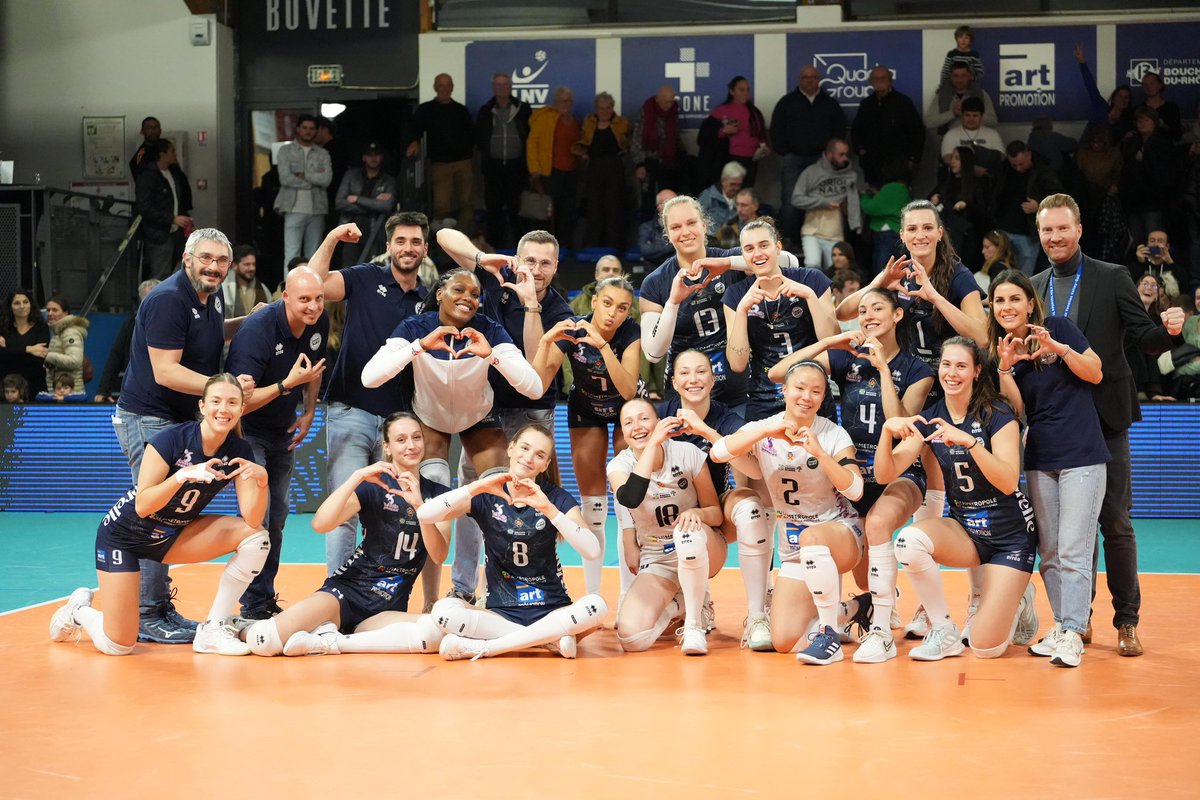 AlexHubner_'s tweet photo. #J11 Avec maîtrise et sérieux. 
Emmenée par une capitaine en grande forme,l’équipe poursuit sa progression avec un 6/6 à domicile (17pts sur 18 possible). Le podium est en ligne de mire.
Formidable. 
Allez le PAVVB ⚪️🔵

MVP: Ajla Paradzik ⭐️ https://t.co/ANRJNYh02g