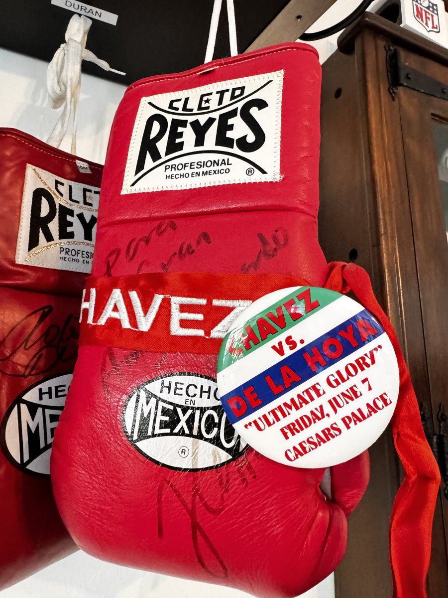 CelisDeportes's tweet photo. #UltimateGlory Guante autografiado por el gran
Julio César Chávez antes de su pelea ante @OscarDeLaHoya donde sufrió su segunda derrota en su carrera profesional.
Hoy hace 29 años - me tocó narrar esta cartelera para @TelemundoSports
Colección Celis https://t.co/2ktTgGkUcd