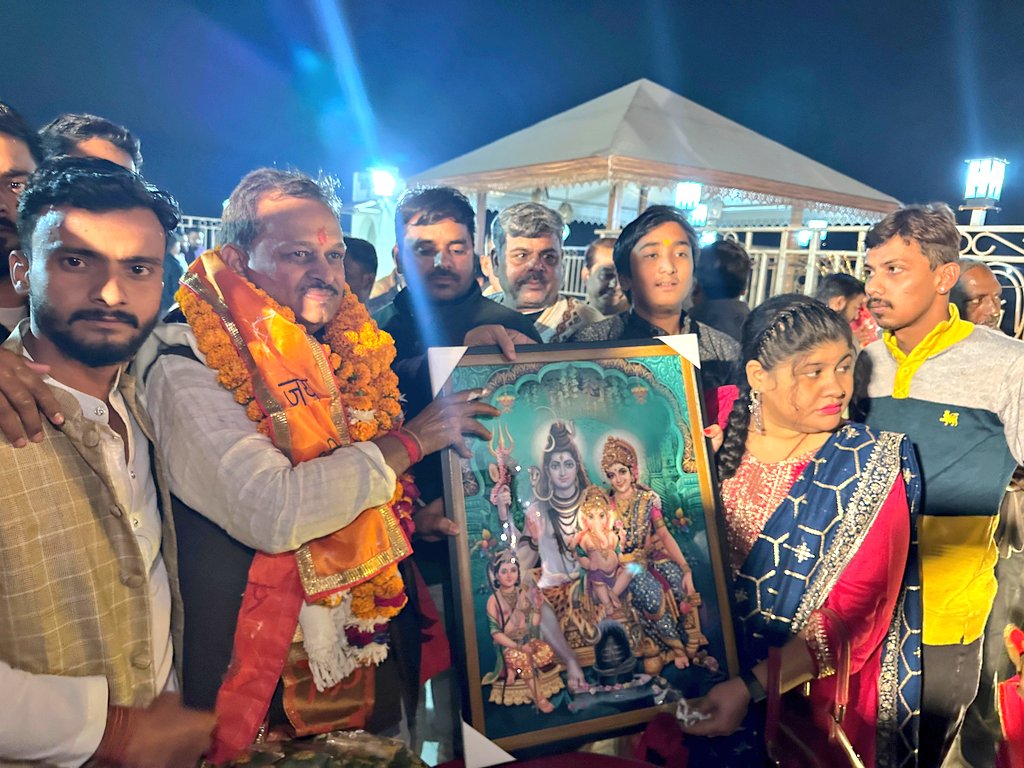 apkaanmoll's tweet photo. कानपुर लोकप्रिय सांसद आदरणीय रमेश अवस्थी फूफाजी को जन्मदिन की हार्दिक शुभकामनाएं
कानपुर लोकप्रिय सांसद आदरणीय रमेश अवस्थी फूफाजी  के यहां उनका जन्मदिन मनाते हुए 🎂❤️
@irameshawasthi @sachinnmc https://t.co/YUocUOnweH