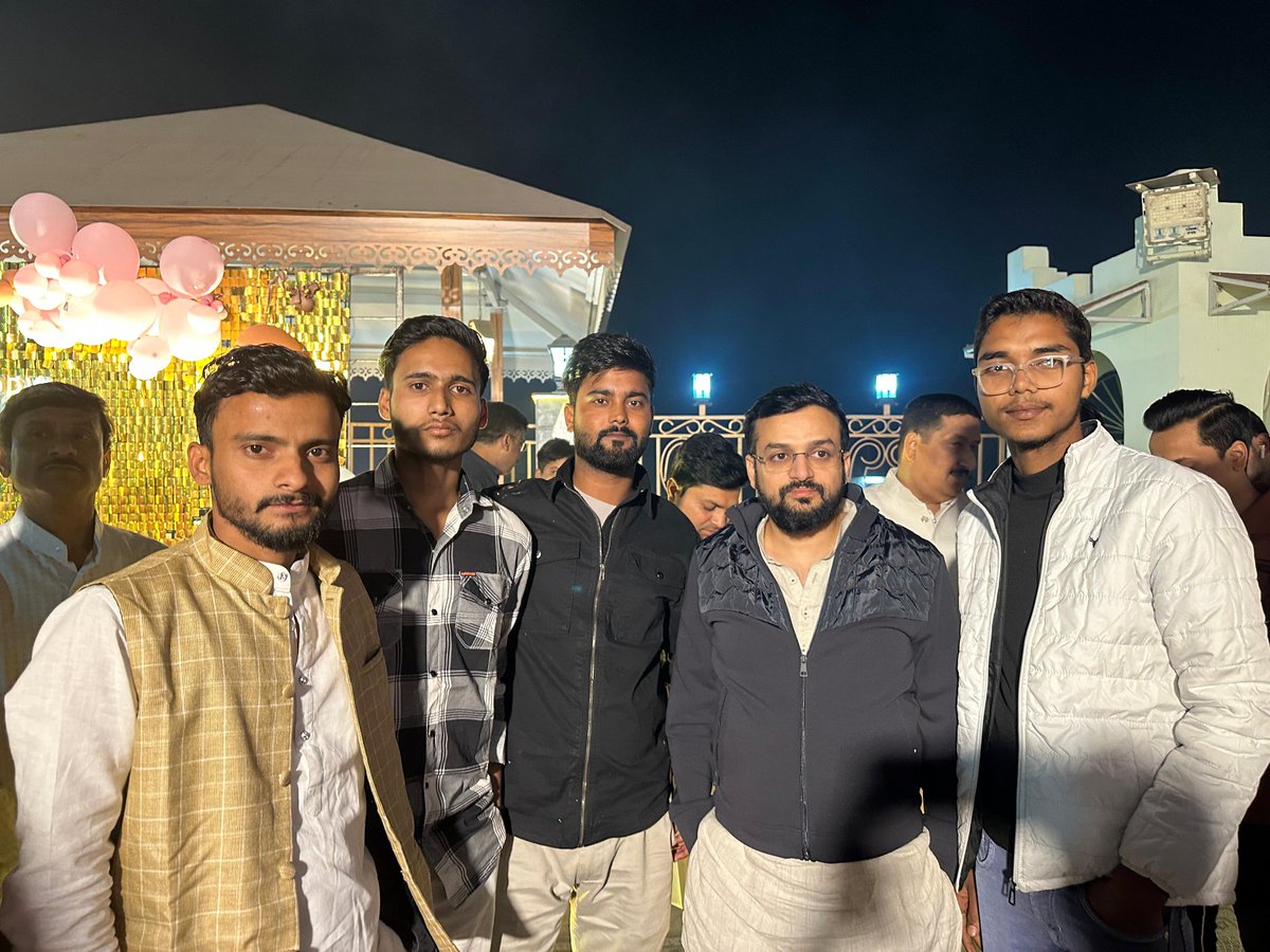 apkaanmoll's tweet photo. कानपुर लोकप्रिय सांसद आदरणीय रमेश अवस्थी फूफाजी को जन्मदिन की हार्दिक शुभकामनाएं
कानपुर लोकप्रिय सांसद आदरणीय रमेश अवस्थी फूफाजी  के यहां उनका जन्मदिन मनाते हुए 🎂❤️
@irameshawasthi @sachinnmc https://t.co/YUocUOnweH