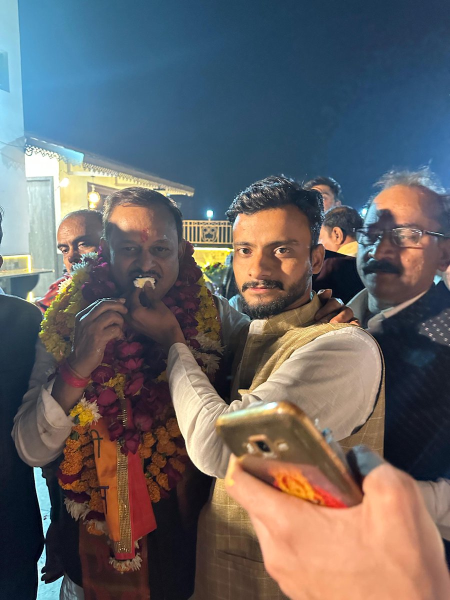 apkaanmoll's tweet photo. कानपुर लोकप्रिय सांसद आदरणीय रमेश अवस्थी फूफाजी को जन्मदिन की हार्दिक शुभकामनाएं
कानपुर लोकप्रिय सांसद आदरणीय रमेश अवस्थी फूफाजी  के यहां उनका जन्मदिन मनाते हुए 🎂❤️
@irameshawasthi @sachinnmc https://t.co/YUocUOnweH