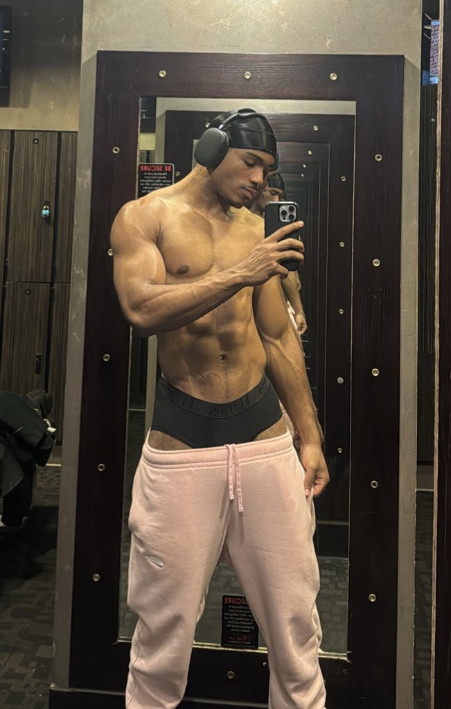 OnlyoneQuis's tweet photo. Real men wear pink bae 💞 https://t.co/5LTd6p7ewx