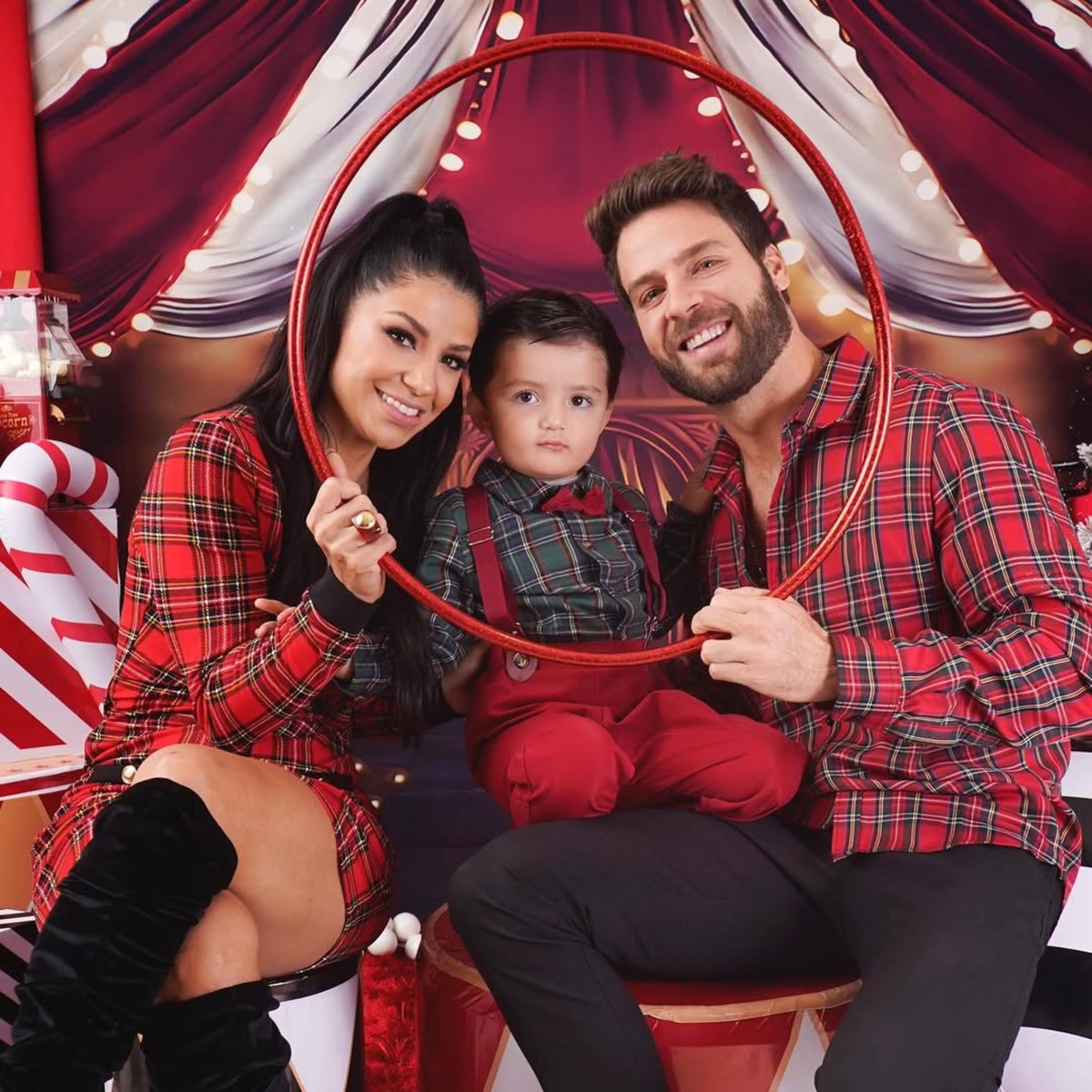 jorgelosaactor's tweet photo. Feliz diciembre familia 🫶🏻🎄 @Ferka Familia Losa-Quiroz 
#JorgeLosa #Ferka #LeonelQuiroz #FerJo #Love #Family #Christmas https://t.co/QwxPBIpJ9b