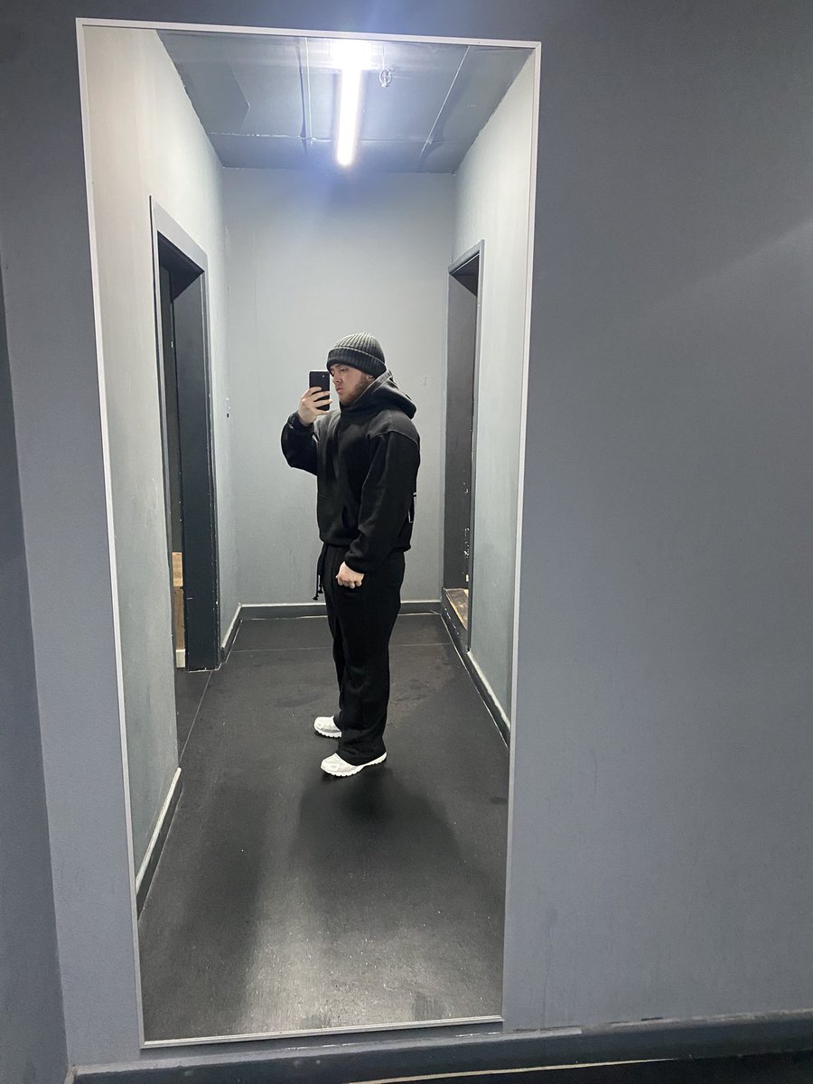 lBroggle tweet media