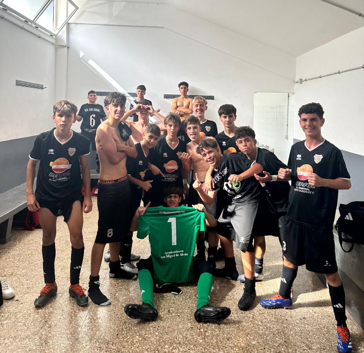 UDLasZocas's tweet photo. Seguimos con la buena dinámica positiva tras ganar #OnceDiablos en #LaGomera (0-1 ). El Cadete A consigue así tres puntos fundamentales antes del parón. Fundamental victoria con gol de #Rubén, y el meta #Pichula clave parando un penalti en la última jugada del partido
#Fútbol💪 https://t.co/EHF7b7yEnP