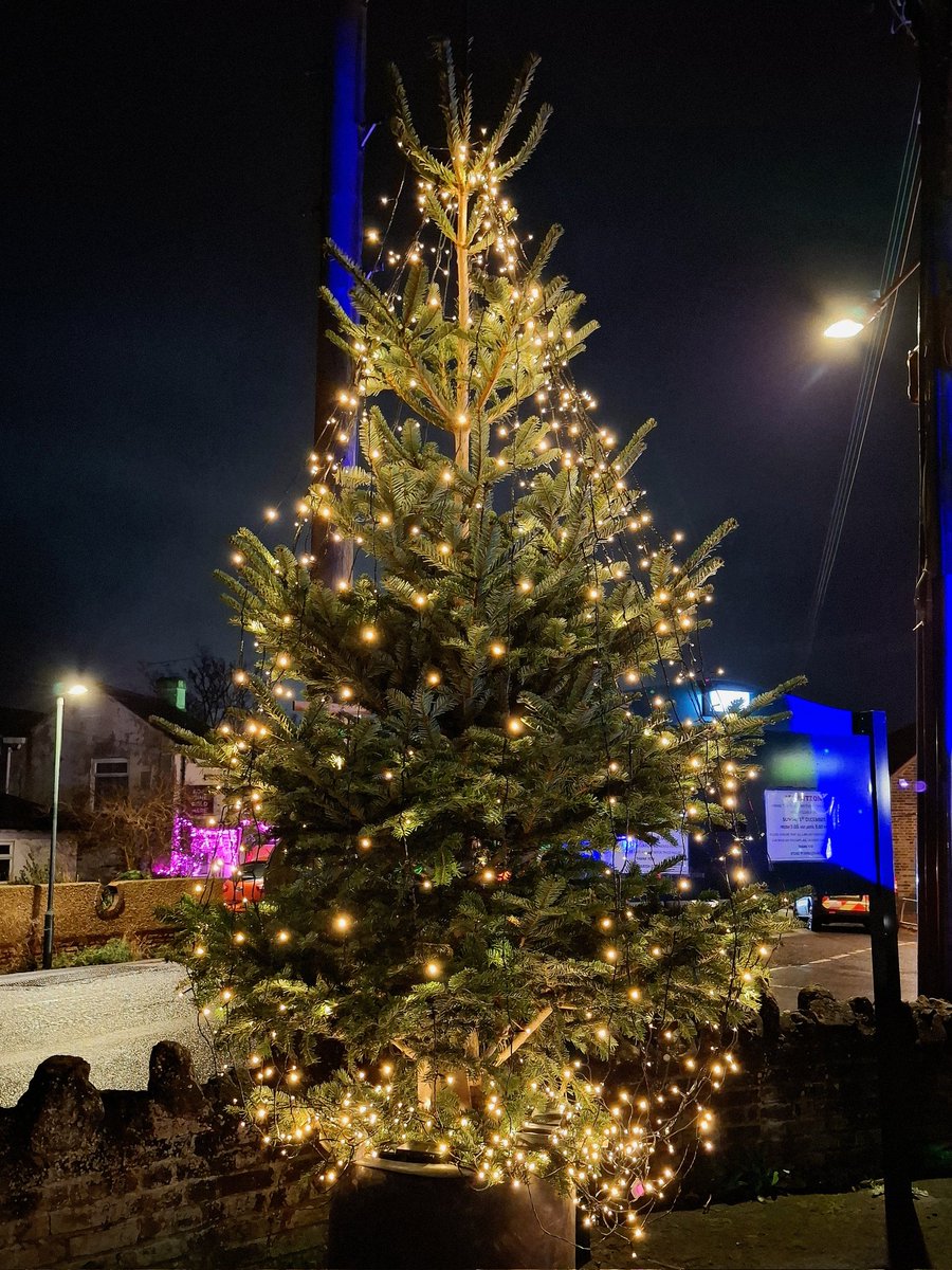 _VillageVoices's tweet photo. Out and about in Lower Stoke earlier this evening to watch the lighting of the Christmas tree #lowerstoke #stoke #hoopeninsula #strood #rochester #kent https://t.co/czNX3ZsJ1u
