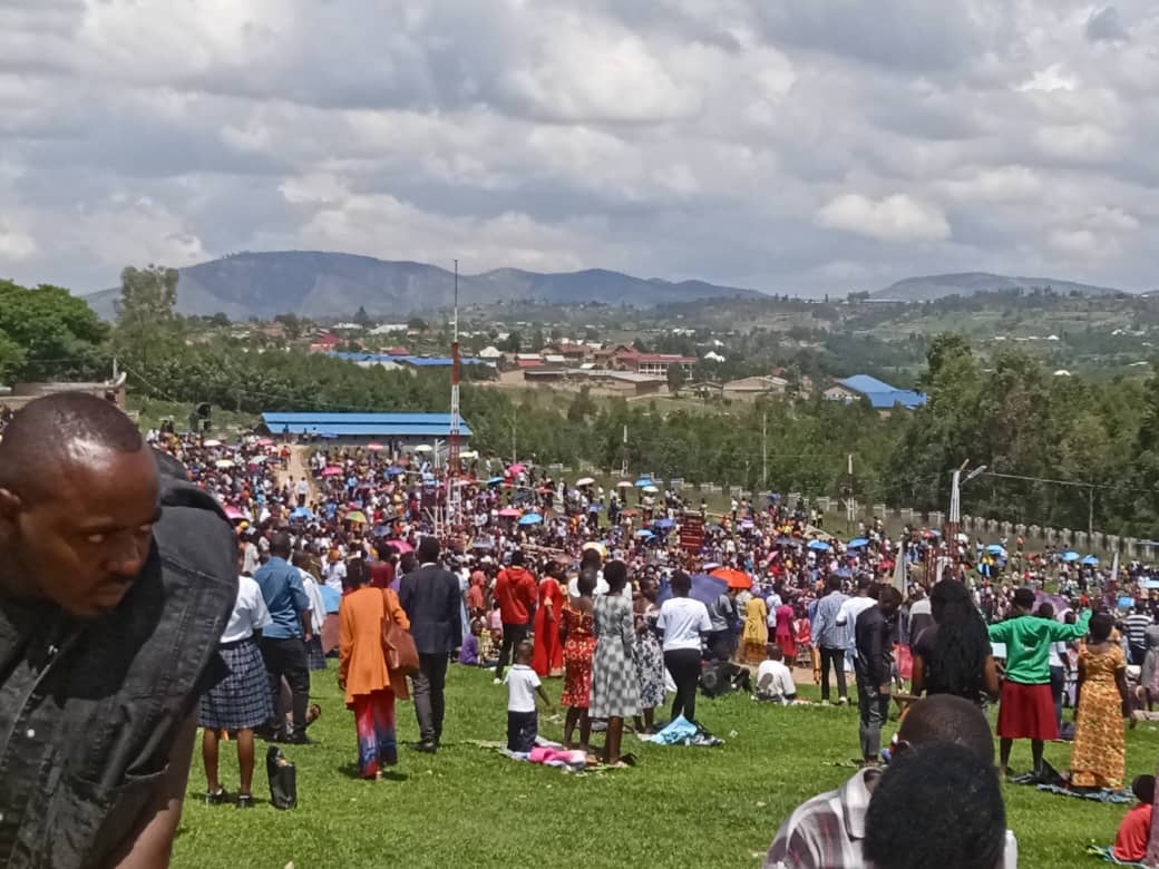 Ku bufatanye ni zindi nzego z'Umutekano none kuwa 1/12/2024 Urubyiruko rw'Abakorerabushake rwa <a href="/RwandaYouthVol1/">Rwanda Youth Volunteers</a> muri <a href="/RuhangoDistrict/">Ruhango District</a> Twafashije imbaga y'Aba kirisitu gaturika bagana <a href="/sjm_ruhango/">Ingoro ya Yezu Nyirimpuhwe Ruhango</a> gusenga mu mutuzo no mubwisanzure.

<a href="/RwandaLocalGov/">Ministry of Local Government | Rwanda</a> <a href="/Rwandapolice/">Rwanda National Police</a> 

#VisitRuhango