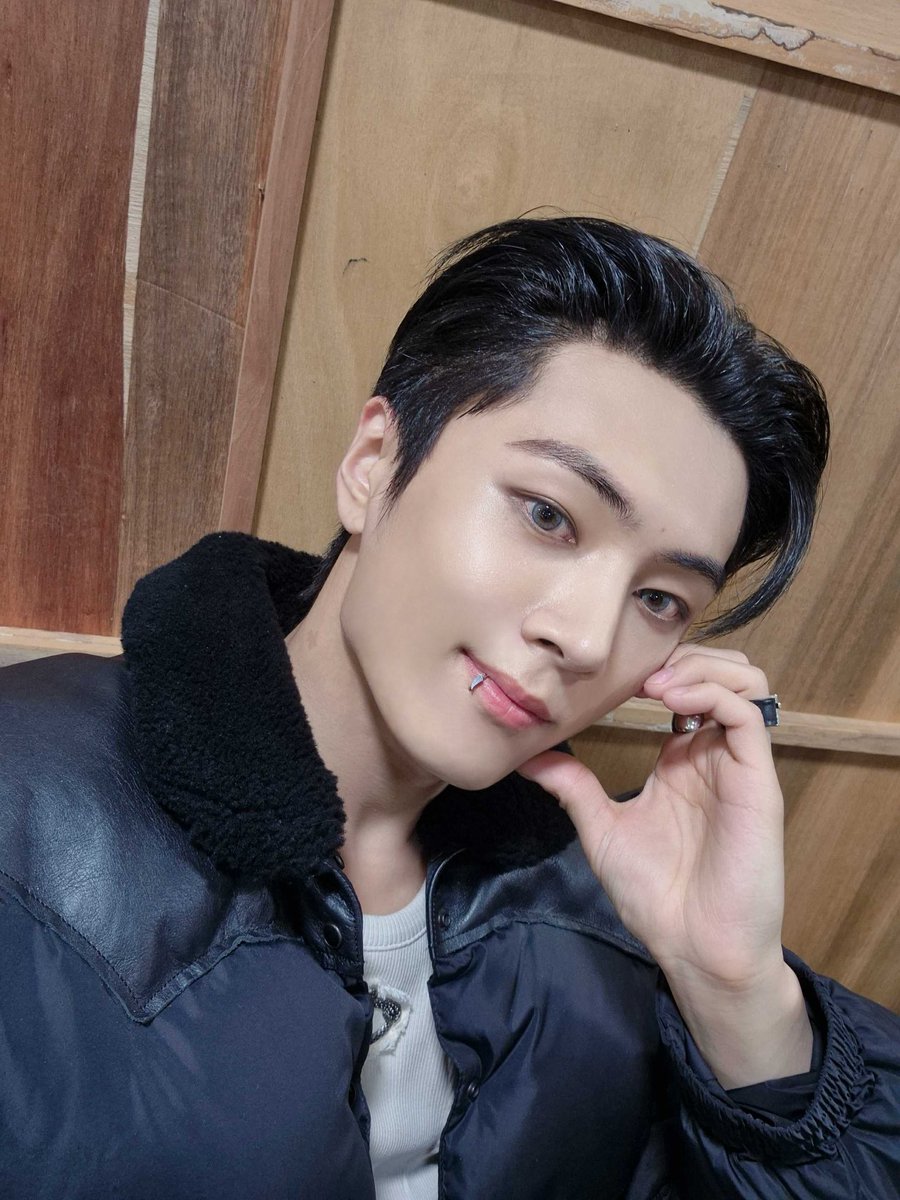 enhypenweverse's tweet image. [ #제이’s Post ] 241202

#JAY: For this round of promotions that we did with ENGENEs, everyone worked so hard and because it was done together with our 4th anniversary, it was a promotion that gave me so much strength and pride hehe. Since it’s going to be the year end ENHYPEN…