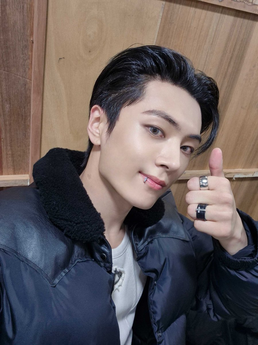 enhypenweverse's tweet image. [ #제이’s Post ] 241202

#JAY: For this round of promotions that we did with ENGENEs, everyone worked so hard and because it was done together with our 4th anniversary, it was a promotion that gave me so much strength and pride hehe. Since it’s going to be the year end ENHYPEN…