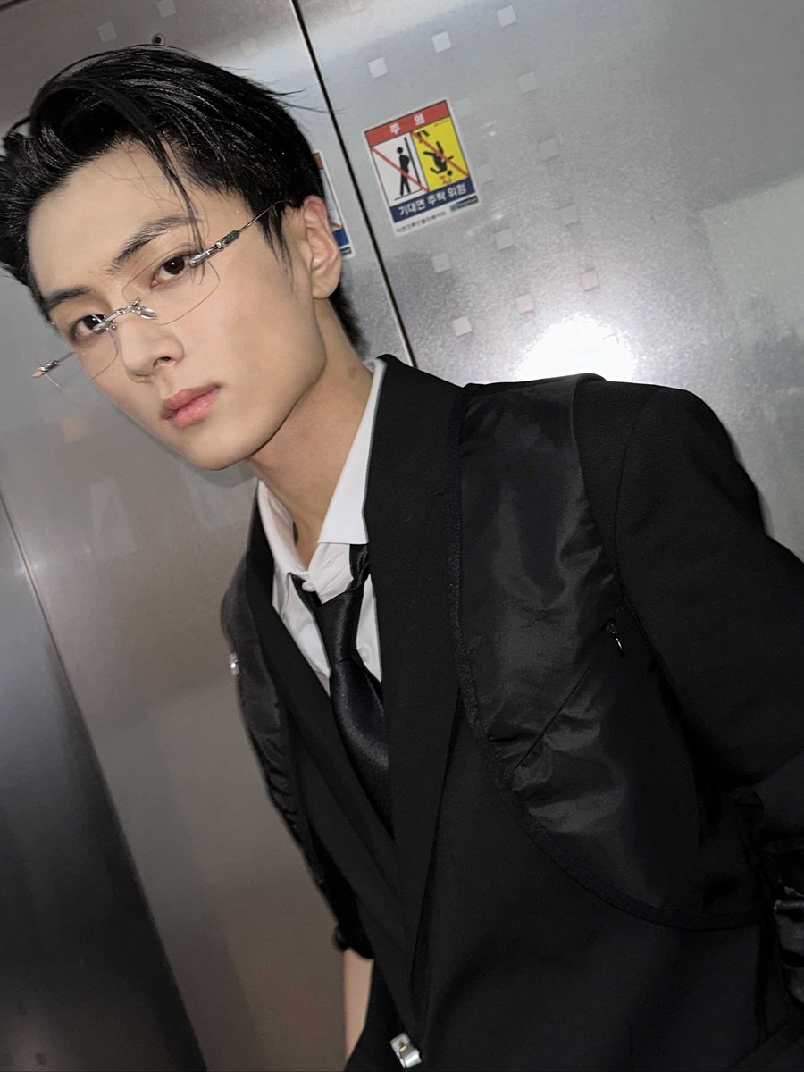 enhypenweverse's tweet image. [ #제이’s Post ] 241202

#JAY: For this round of promotions that we did with ENGENEs, everyone worked so hard and because it was done together with our 4th anniversary, it was a promotion that gave me so much strength and pride hehe. Since it’s going to be the year end ENHYPEN…