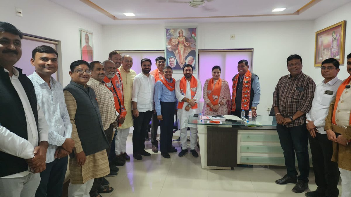 PoonambenMaadam's tweet photo. આજરોજ જામનગર જિલ્લા અટલ ભવન ખાતે સંગઠન પર્વ અંતર્ગત મંડળ સહરચના અંગેની કાર્યશાળામાં પ્રદેશ ચૂંટણી સહ અધિકારી શ્રી @DhavalDaveBJP ની સાથે ઉપસ્થિત રહીને કાર્યકર્તાઓને ઉત્કૃષ્ટ કામગીરી બદલ અભિનંદન પાઠવ્યા.

આ કાર્યશાળા દરમિયાન જિલ્લા પ્રમુખ શ્રી રમેશભાઈ મુંગરા, જિલ્લા ચૂંટણી અધિકારી શ્રી એચ.એમ.પટેલ અને જિલ્લા ચૂંટણી સહ-અધિકારી શ્રી દિલીપસિંહજી ચુડાસમા પણ ઉપસ્થિત રહ્યા હતા.
