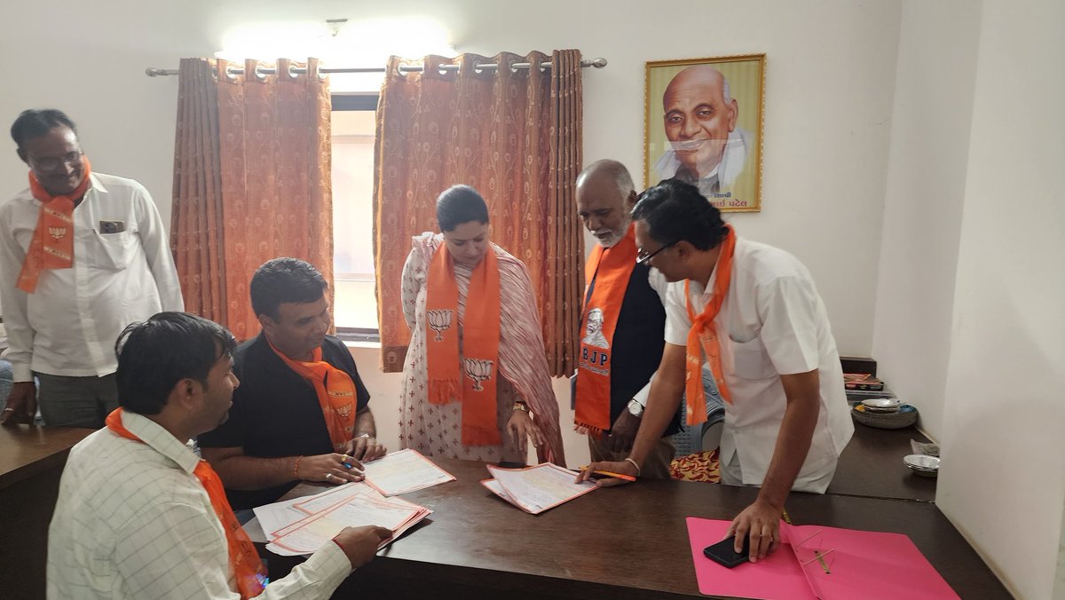 PoonambenMaadam's tweet photo. આજરોજ જામનગર જિલ્લા અટલ ભવન ખાતે સંગઠન પર્વ અંતર્ગત મંડળ સહરચના અંગેની કાર્યશાળામાં પ્રદેશ ચૂંટણી સહ અધિકારી શ્રી @DhavalDaveBJP ની સાથે ઉપસ્થિત રહીને કાર્યકર્તાઓને ઉત્કૃષ્ટ કામગીરી બદલ અભિનંદન પાઠવ્યા.

આ કાર્યશાળા દરમિયાન જિલ્લા પ્રમુખ શ્રી રમેશભાઈ મુંગરા, જિલ્લા ચૂંટણી અધિકારી શ્રી એચ.એમ.પટેલ અને જિલ્લા ચૂંટણી સહ-અધિકારી શ્રી દિલીપસિંહજી ચુડાસમા પણ ઉપસ્થિત રહ્યા હતા.