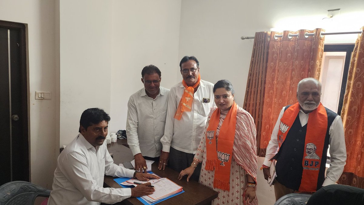 PoonambenMaadam's tweet photo. આજરોજ જામનગર જિલ્લા અટલ ભવન ખાતે સંગઠન પર્વ અંતર્ગત મંડળ સહરચના અંગેની કાર્યશાળામાં પ્રદેશ ચૂંટણી સહ અધિકારી શ્રી @DhavalDaveBJP ની સાથે ઉપસ્થિત રહીને કાર્યકર્તાઓને ઉત્કૃષ્ટ કામગીરી બદલ અભિનંદન પાઠવ્યા.

આ કાર્યશાળા દરમિયાન જિલ્લા પ્રમુખ શ્રી રમેશભાઈ મુંગરા, જિલ્લા ચૂંટણી અધિકારી શ્રી એચ.એમ.પટેલ અને જિલ્લા ચૂંટણી સહ-અધિકારી શ્રી દિલીપસિંહજી ચુડાસમા પણ ઉપસ્થિત રહ્યા હતા.