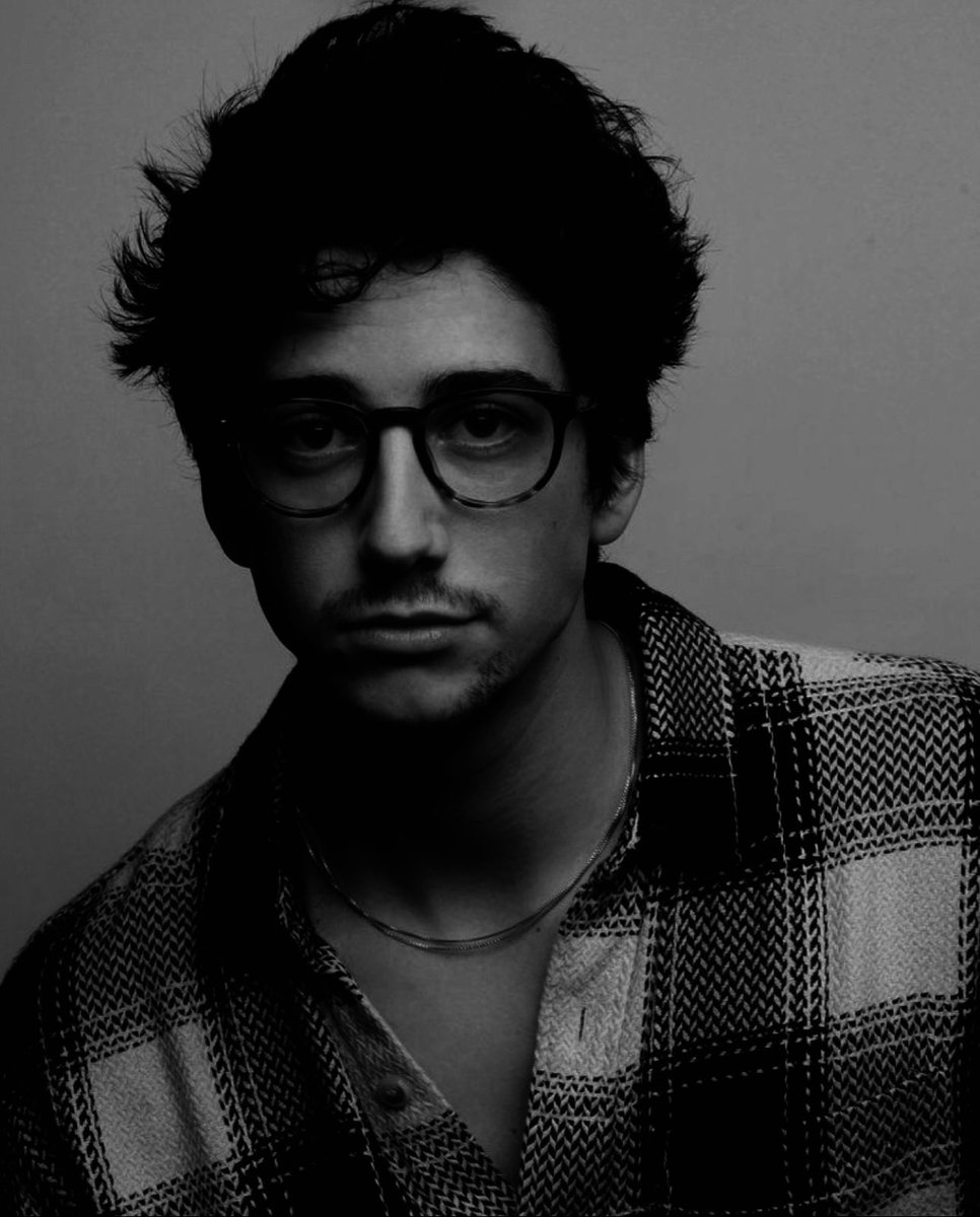 ofdarkspring's tweet image. 𝐅𝐑𝐀𝐍𝐊 𝐍𝐄𝐈𝐋 𝐋𝐎𝐍𝐆𝐁𝐎𝐓𝐓𝐎𝐌 𝐈𝐈.

        ❛ gryffindor. prefect.
           magical creatures
           and animal enthu-
           siast. bit of a nerd.
           softhearted. goofy. ❜

written by #єємѕ