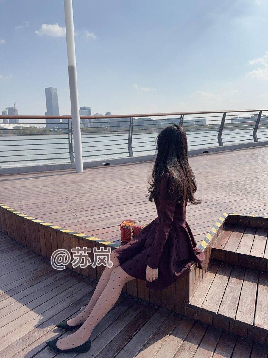 cf_lea's tweet photo. 陪公司的客户四处走走，这样穿是不是有点老？

但是客户又说要帮我拍照，感觉他色眯眯的…��要他也太丑了，虽然我不颜控，但是也接受不了啊… https://t.co/84lgwc8NBe
