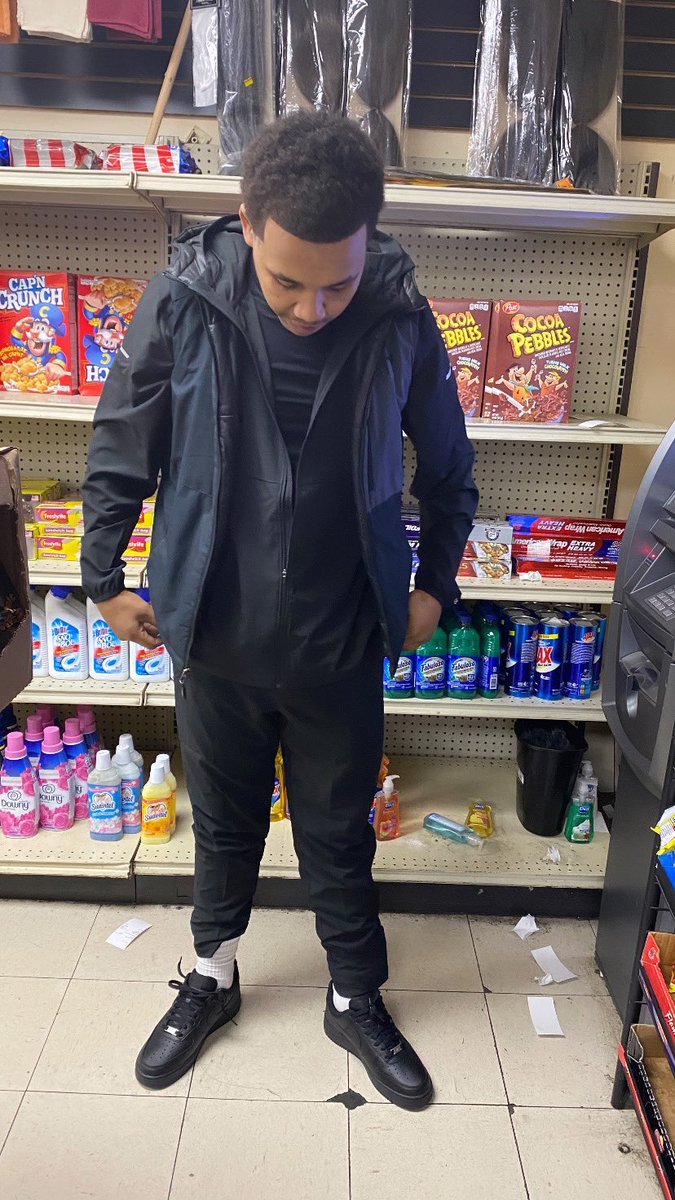 lilpoppz1's tweet photo. Feel in love wit hustling been at it since a baby !🦅🦅 #FreeMyCircle #LongLiveDaFallen https://t.co/nB6k8NnBGb