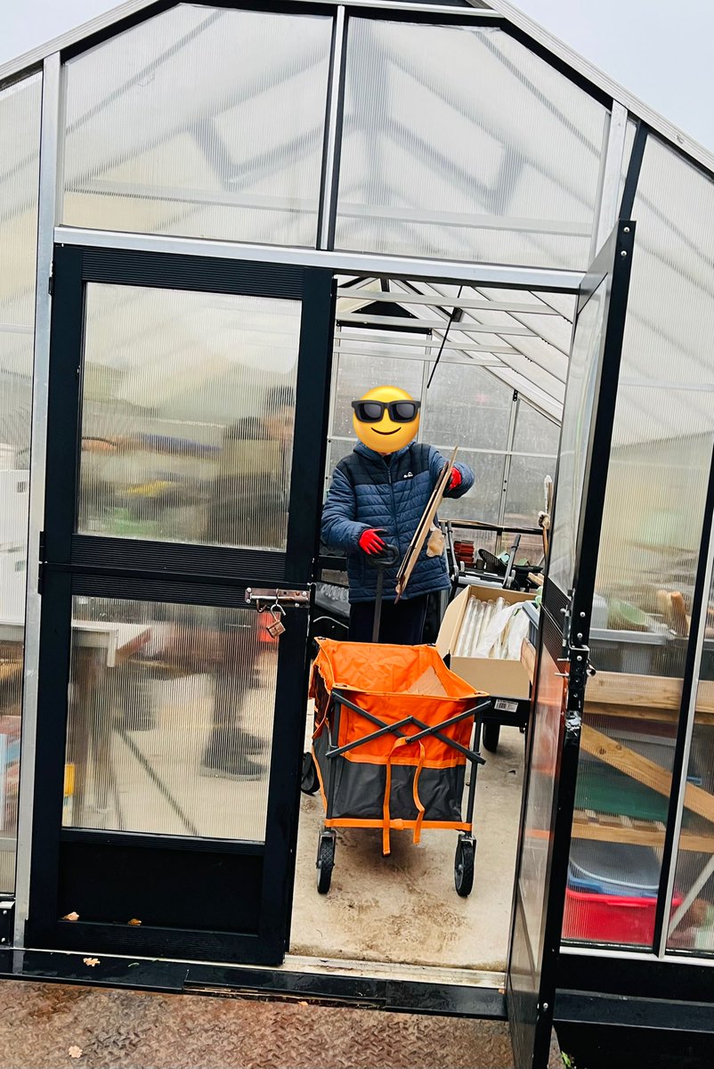 FrankHannigan5's tweet image. Fridays @Kilpatrickscho1 are about #DYW Taking  advantage of our leaf composters to get our raised beds ready for winter 🥶❄️ #Gardening #SkillsforWork #SkillsforLife #nurturingpotentialtogether