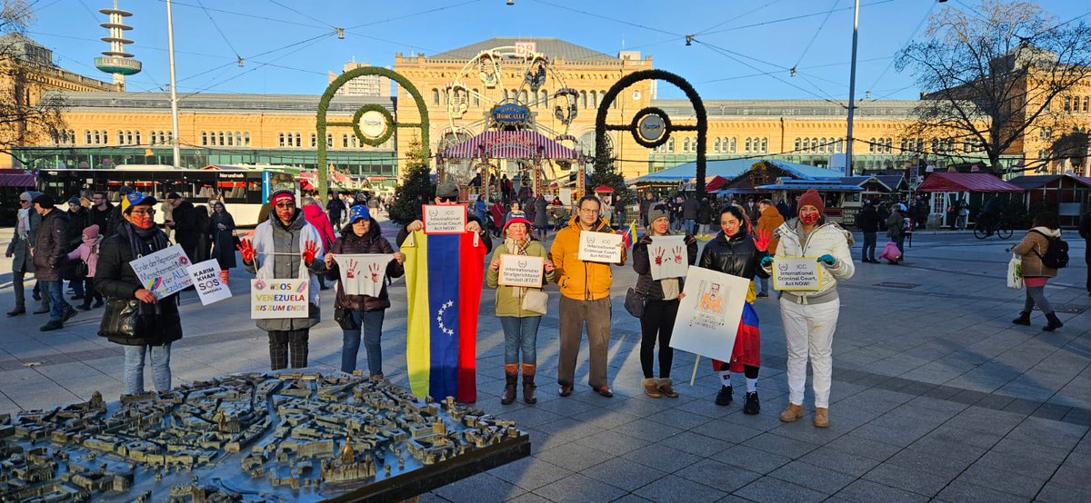 Libvzlahek's tweet photo. Hoy #1Dec los venezolanos en #Hannover nos unimos a las protestas en todo el mundo, para hacer un llamado por aquellos que han sido silenciados por la represión del régimen dentro de nuestro país.
Sres de la @IntlCrimCourt, nosotros exigimos JUSTICIA !! https://t.co/TyitcX7gLN