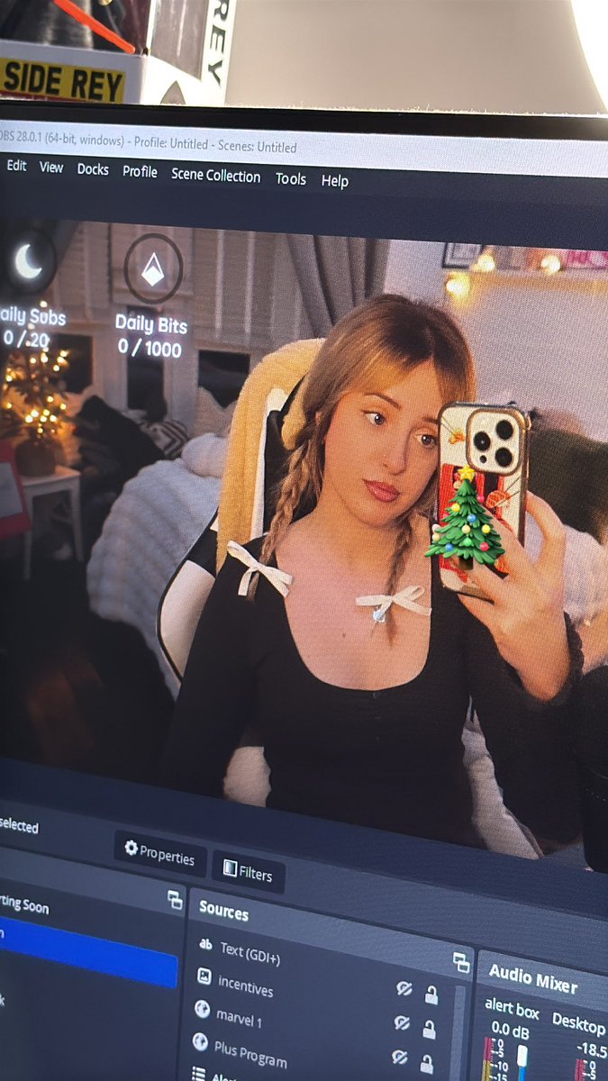 evie_bun's tweet photo. SHES LIVEEE after a long weekend of work 🥲 https://t.co/HDS89IWt7V get in here!!! 😆🎄 https://t.co/gqEqBT3MfH