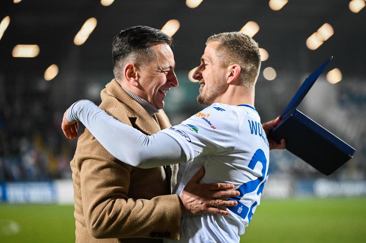 FksStalMielec's tweet photo. Bezpośrednio po zakończeniu dzisiejszego spotkania Prezes Zarządu FKS Stal Mielec S.A. @jacekklimek3 wręczył Łukaszowi Wolsztyńskiemu pamiątkową paterę za zdobycie historycznej 1000 bramki dla naszego klubu w @_Ekstraklasa_
#STMLEG https://t.co/5W149D5wyW