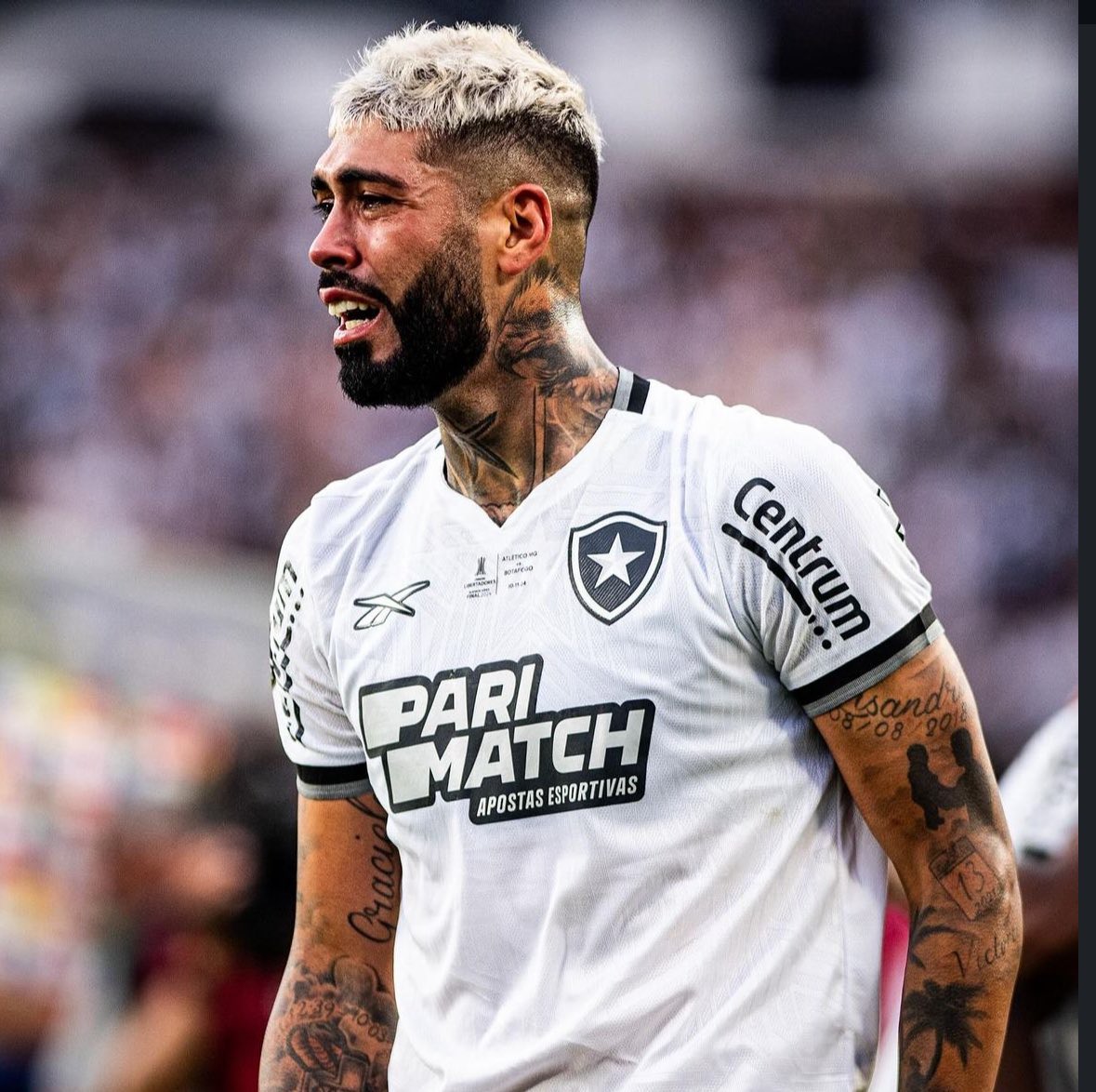 EspacoGlorioso's tweet photo. Depois de um zagueiro argentino que exalava fracasso, como é bom ter um zagueiro argentino que exala título.

Campeão por onde passou. Chegou desacreditado, taxado de maluco e hoje é o melhor zagueiro da América do Sul.

Barboza, o monstro 🇦🇷 https://t.co/doxqTFb95U