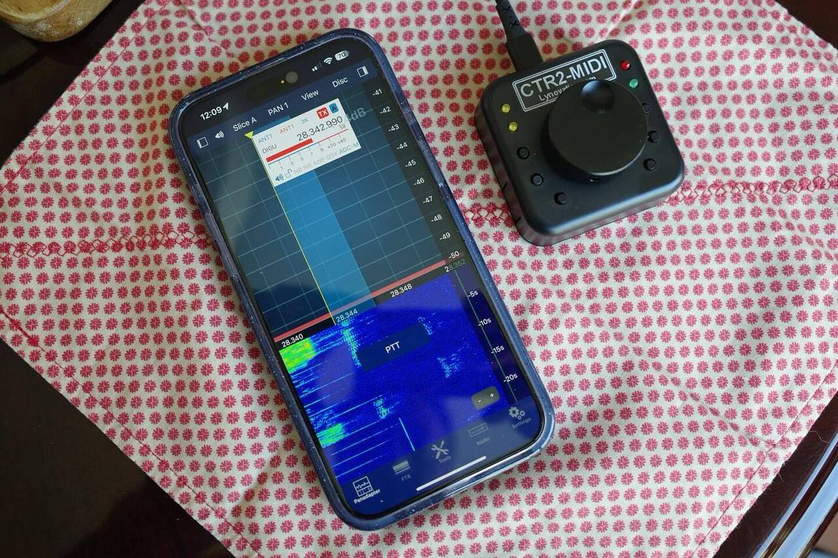 Hoshnasi's tweet photo. #SmartSDR connected to a @flexradiosystems 8600 vfo and ptt control via #CTR2-MIDI https://t.co/gnJkY2IDMg https://t.co/Rtsf0mryXt