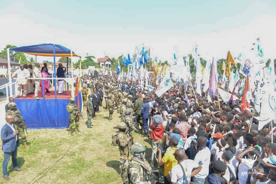 Presidence_RDC's tweet image. Itinérance #Grandeorientale | En tournée dans la #Grandeorientale depuis samedi, le Chef de l’État a effectué, ce dimanche, une visite éclair à #Buta, chef-lieu de la province de #BasUele. 

Comme lors de ses précédentes tournées, le Président Félix Tshisekedi a communié avec la