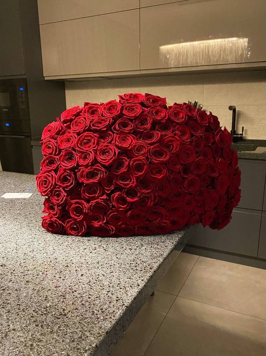 i3Moment's tweet photo. Red roses https://t.co/nJj7sKIEmU