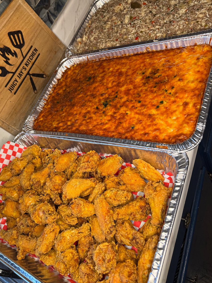 JayLamuzindah's tweet photo. The internet tore that Caterer every way but loose when she said she charges $700 for 5 pans. Y’all might call me mean names when you realize these 6 pans were $785. Baked mac &amp; cheese, candied yams, collard greens , dirty rice, fried chicken wings and fried catfish nuggets. https://t.co/3FgNBok0bg