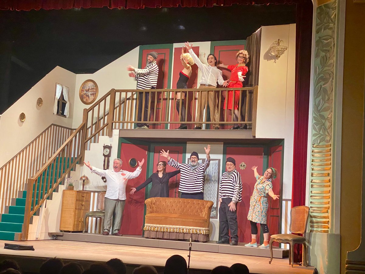 isalvatierra's tweet photo. Felicitats a tot l’equip de la Societat Recreativa els 9 Pins per tornar a omplir la Sala Albéniz de teatre, riures i públic, amb ‘Pel davant i pel darrera’. https://t.co/lBWNH3pTDJ