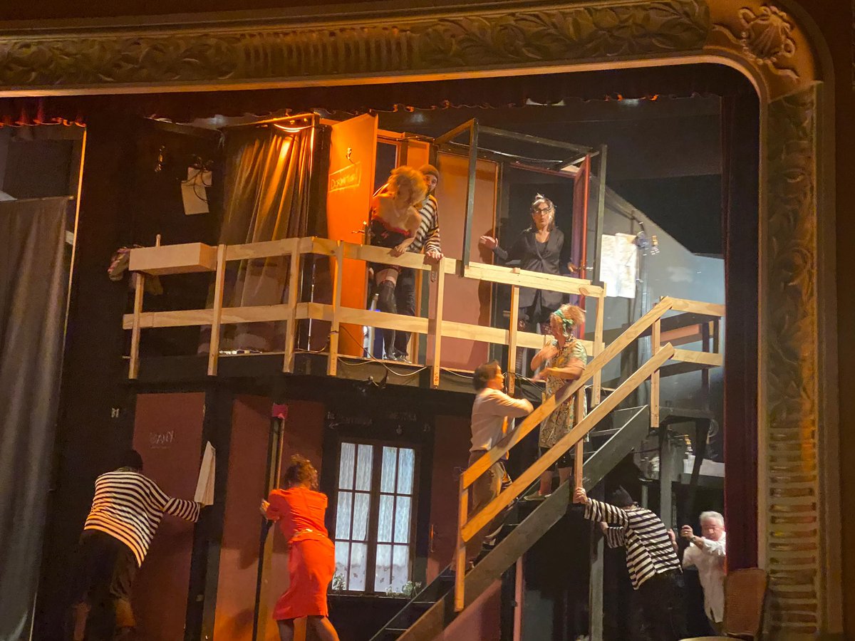 isalvatierra's tweet photo. Felicitats a tot l’equip de la Societat Recreativa els 9 Pins per tornar a omplir la Sala Albéniz de teatre, riures i públic, amb ‘Pel davant i pel darrera’. https://t.co/lBWNH3pTDJ
