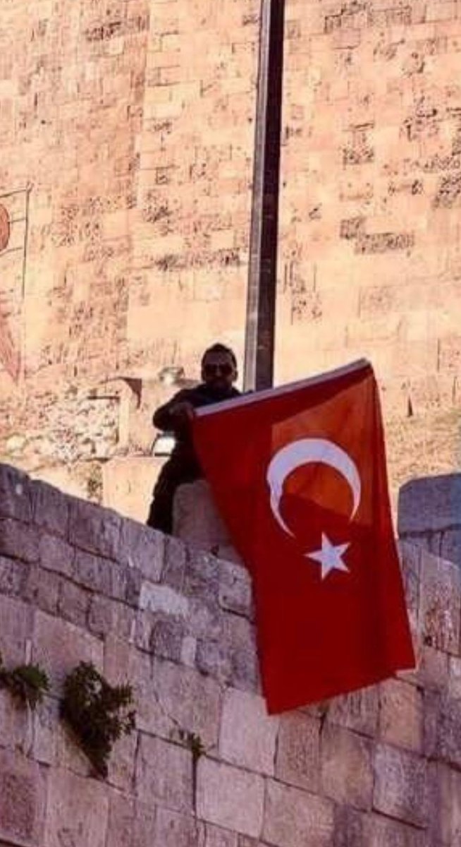 nedimsener2010's tweet photo. Dalgalandığı her yeri güzelleştiriyor 🇹🇷
Halep Kalesi https://t.co/OFueg7drAy