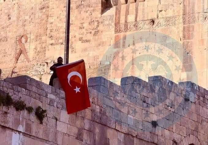 KurdIsrail's tweet image. Terrorist Islamic factions raise the Turkish flag over the Aleppo Citadel, and Turkish newspapers and channels say that Aleppo belongs to the Milli Pact and to the Ottoman Turkish dictatorial state.