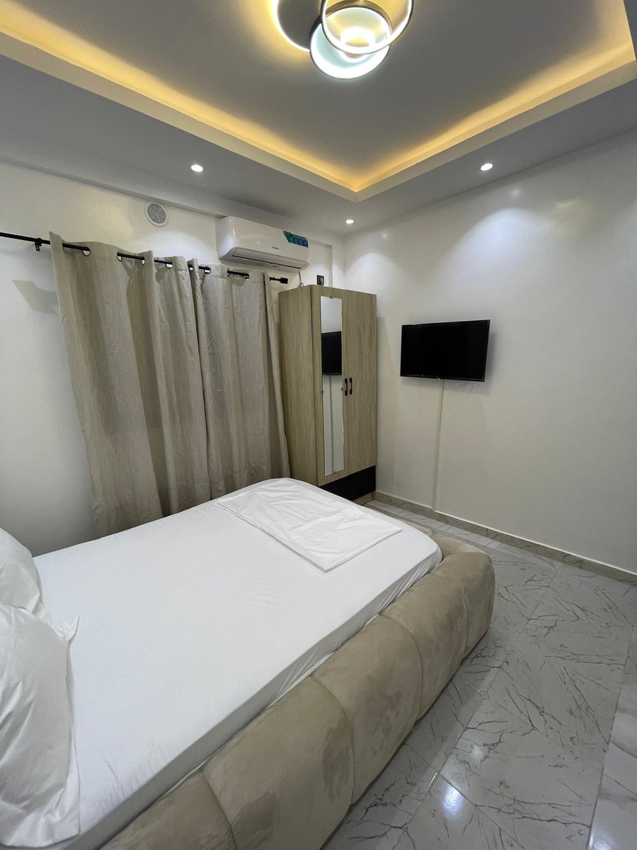 Je ne vous parle pas assez de ce bon plan en plein Bonamoussadi Dla aux prix très abordables.
Cette fois j'ai pu expérimenter leur appartement meublé (2Ch, 2Dch). Je partage avec vous le rendu photo.

💸 30k/nuitée 
📍Face ancien Opium
☎️ +237 6 70 93 62 72
Note perso : 10/10