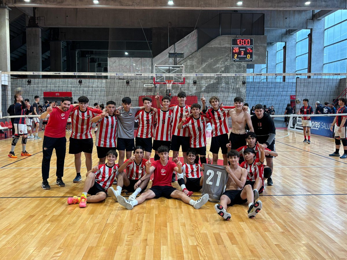 EdelpVoley's tweet photo. #FMV ¡21 triunfos en 21 partidos y campeones Sub 16 metropolitanos 🔥🥇!

Segundo objetivo cumplido para los Sub 16 luego de consagrarse en el clasificatorio a la Copa Argentina y ahora en el campeonato de la categoría en el Nivel B

¡Felicitaciones 👏! https://t.co/01GGbAjchK