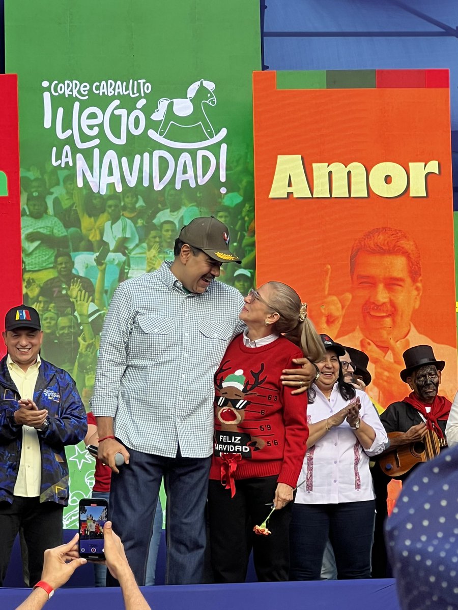 indhriana's tweet photo. Somos Amor y Unión. 😍😍

@NicolasMaduro @ConCiliaFlores https://t.co/T6yertytYq